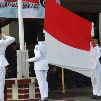 Rizaki Alparez Pengibaran Bendera Hari Pahlawan.
